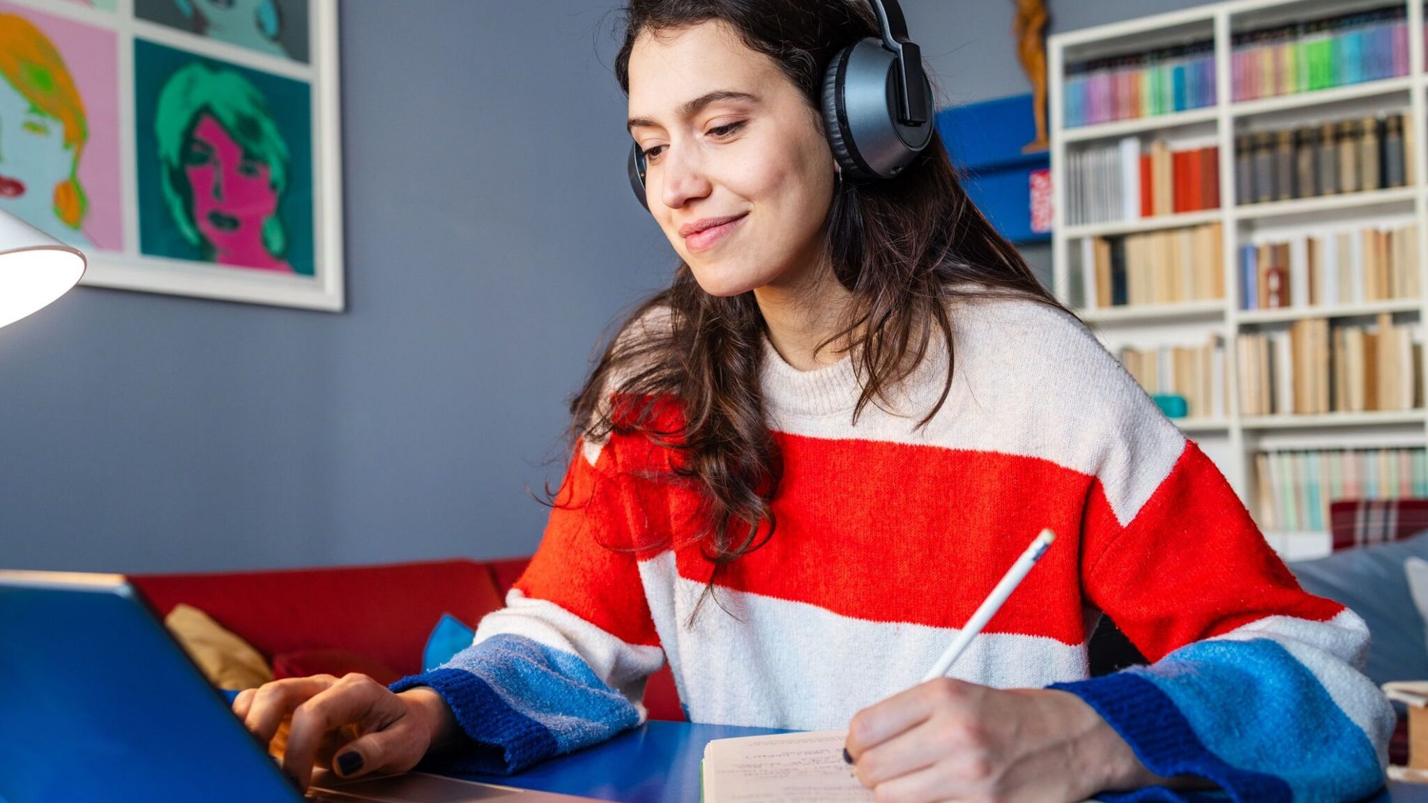 Junge Frau macht digitales Coaching