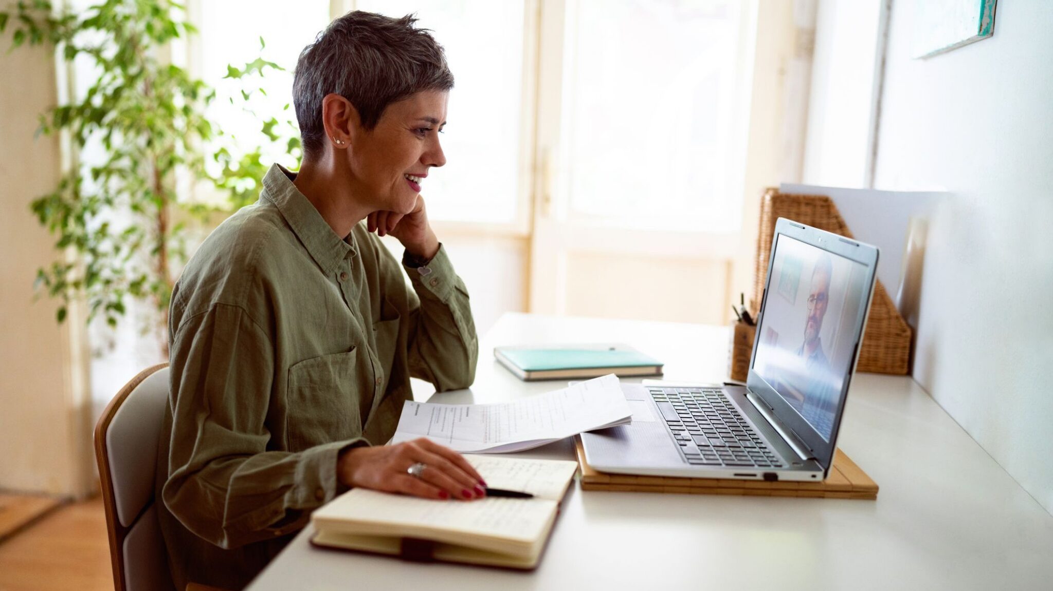 Frau zuhause beim digitalen Coaching