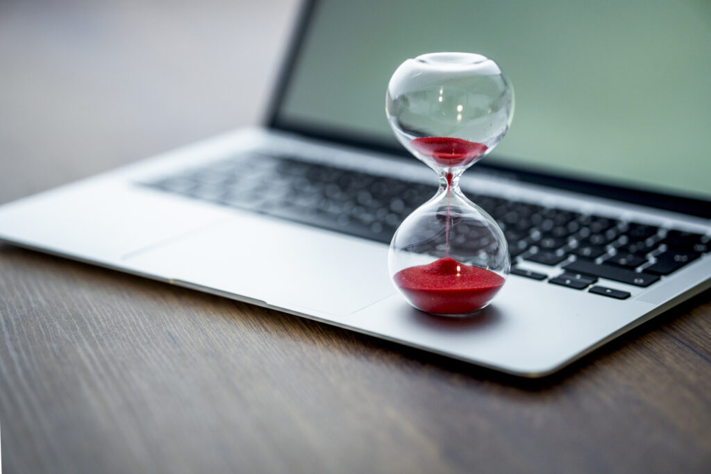 Sanduhr auf Laptop
