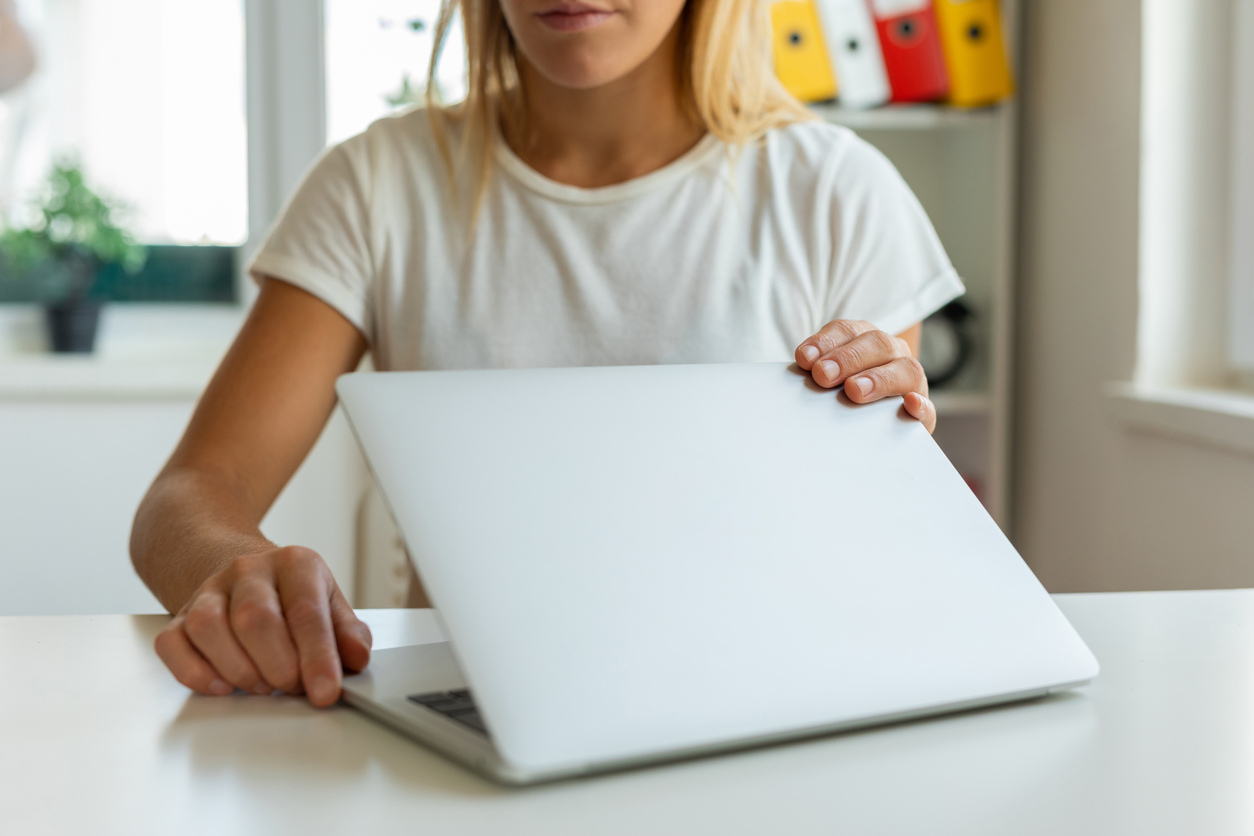 Frau schließt ihren Laptop